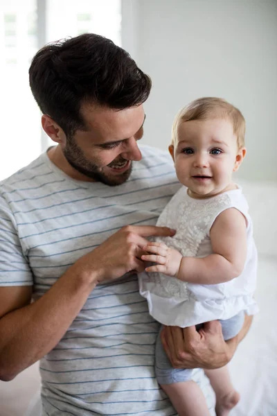 Otec držel jeho holčička — Stock fotografie