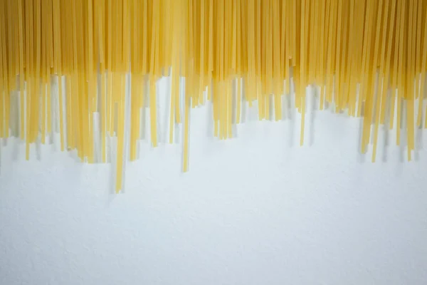 Spaghetti Pasta auf weißem Hintergrund — Stockfoto