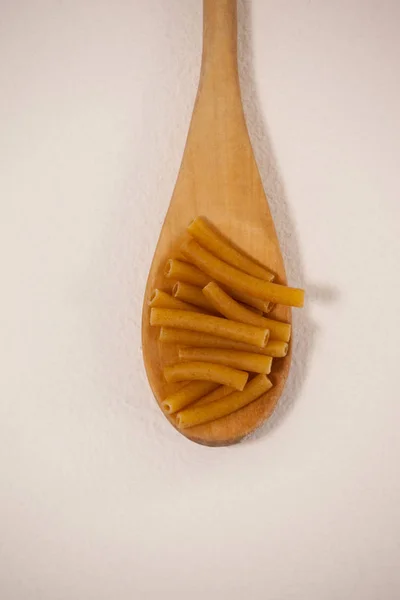 木のスプーンでペンネ パスタ — ストック写真