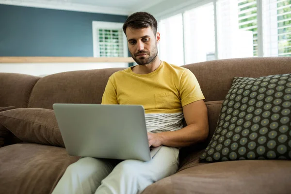 Man använder laptop i vardagsrummet — Stockfoto