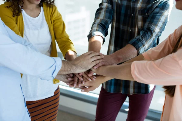 Equipo creativo del negocio que apila las manos juntas —  Fotos de Stock