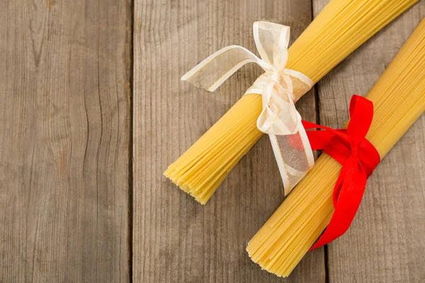 Pacotes de espaguete cru amarrado com fitas — Fotografia de Stock