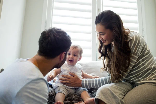 Pareja jugando con su bebé en el dormitorio —  Fotos de Stock