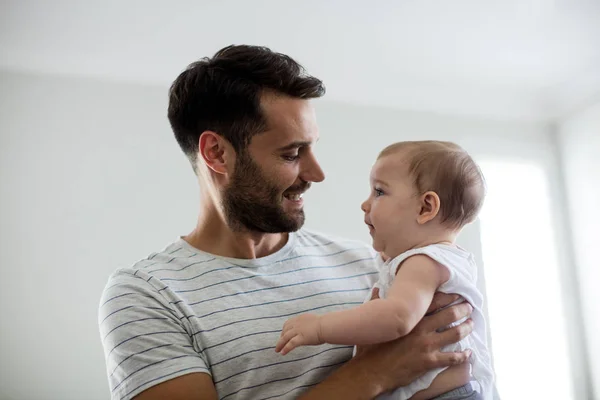 Père tenant son bébé fille — Photo