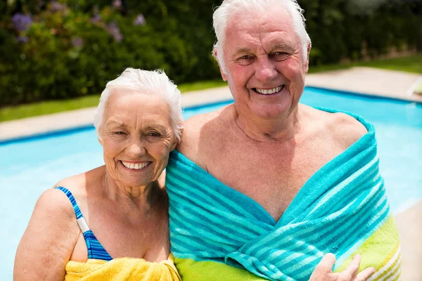 Senior para zawinięte w ręcznik — Zdjęcie stockowe