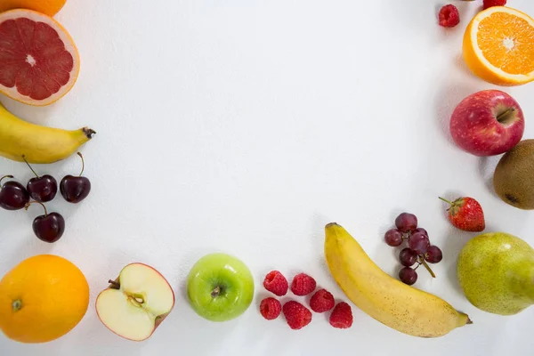 Vari tipi di frutta disposti su sfondo bianco — Foto Stock