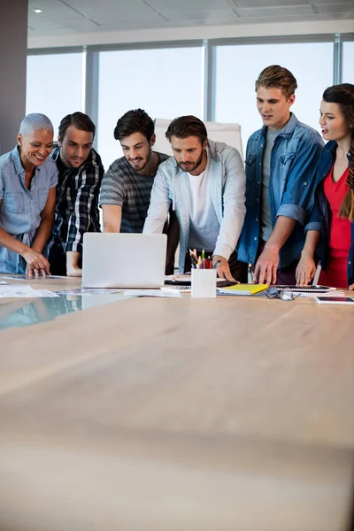 Creatieve business team kijken naar presentatie in laptop — Stockfoto