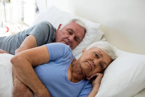 Starší pár, spí v ložnici — Stock fotografie