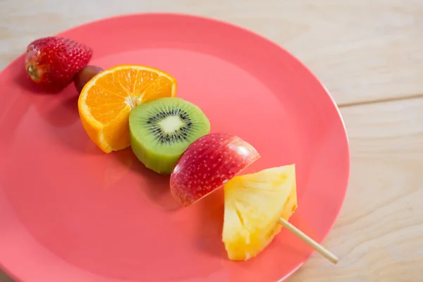 Close-up de espetos de frutas em prato — Fotografia de Stock