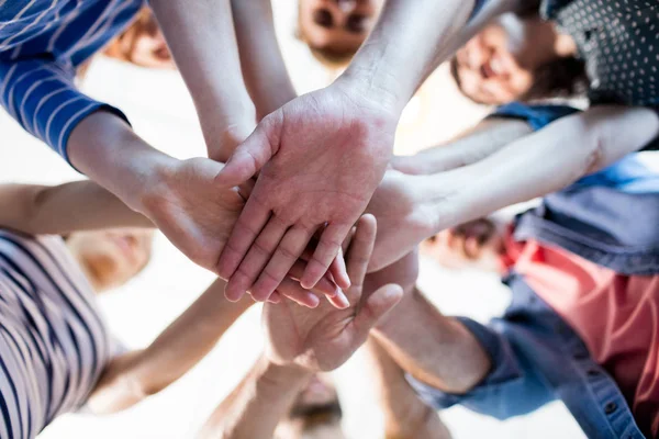 Equipe de negócios criativa empilhando mãos juntas — Fotografia de Stock