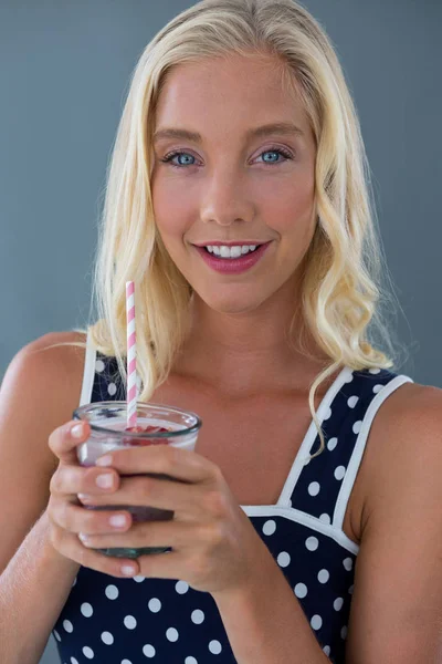 Porträtt av vacker kvinna håller glas smoothie — Stockfoto