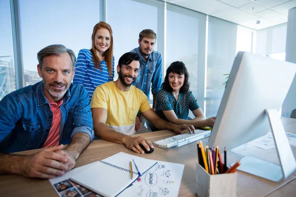 Creatieve business team samen te werken op desktop pc in kantoor — Stockfoto
