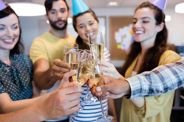 Creatieve business team hebben een toast op hogescholen verjaardag creatieve business team hebben een toast op — Stockfoto
