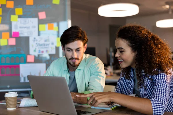 Empresarios creativos trabajando en escritorio — Foto de Stock