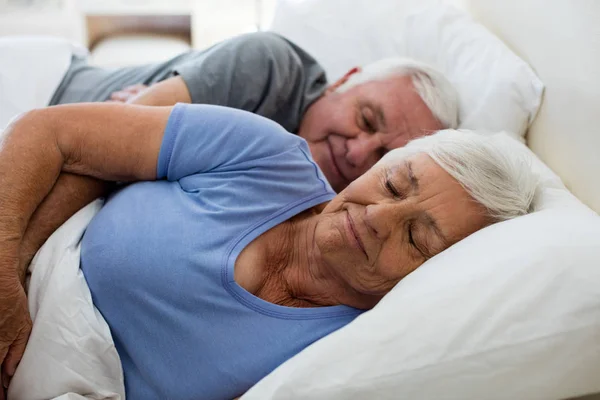 Äldre par sover i sovrummet — Stockfoto