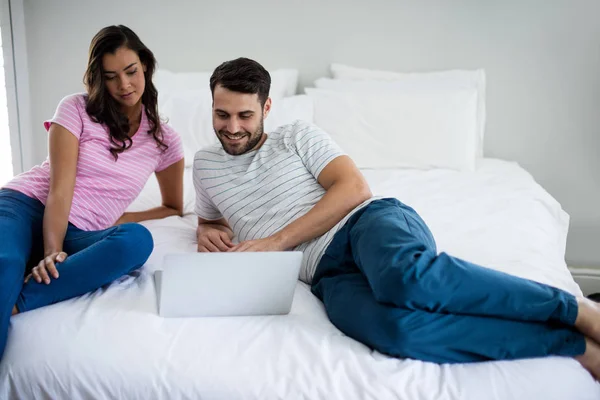 Pareja usando portátil en el dormitorio —  Fotos de Stock