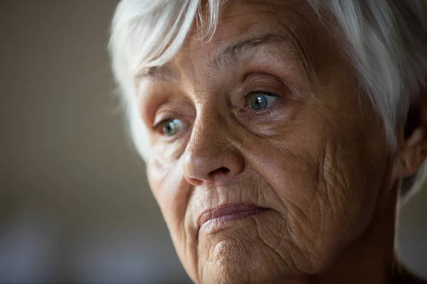 Nahaufnahme einer besorgten Seniorin — Stockfoto