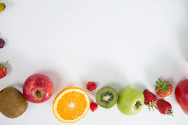 Vari tipi di frutta disposti su sfondo bianco — Foto Stock