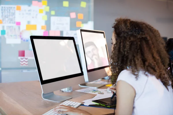 Mujer trabajando en PC de escritorio en la oficina — Foto de Stock