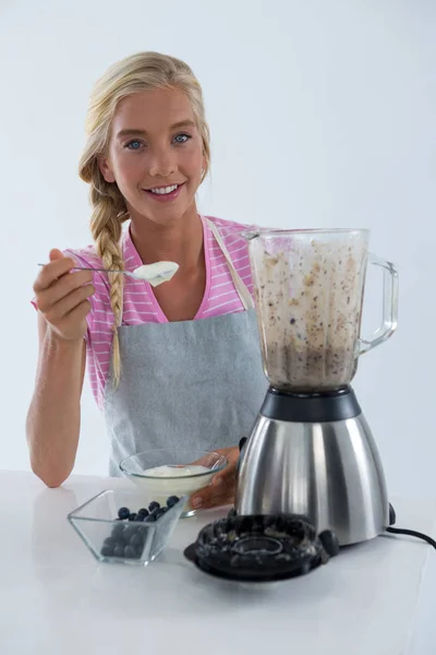 Porträt einer lächelnden Frau, die Smoothie zubereitet — Stockfoto