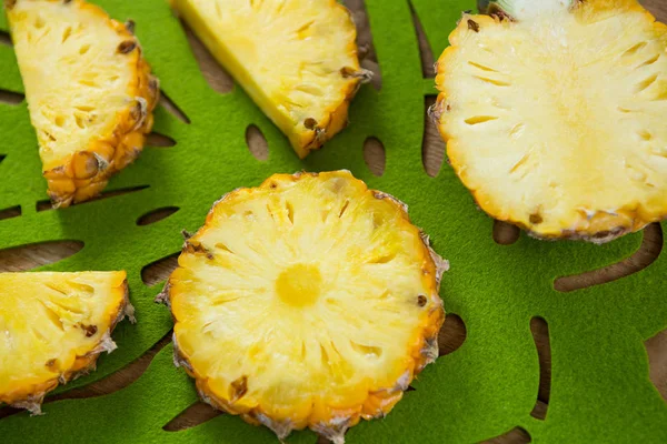 Крупный план ломтиков и наполовину ананаса в лотке — стоковое фото