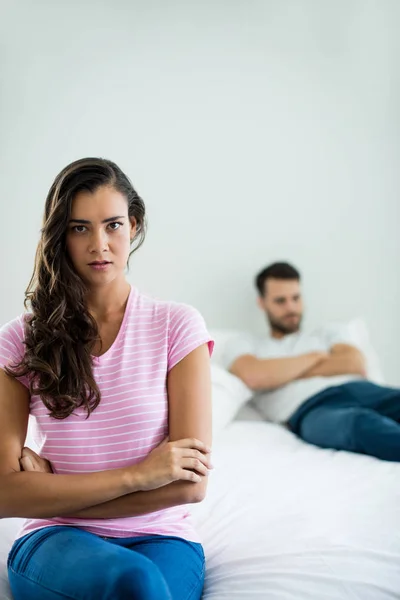 Para, ignorując siebie w sypialni — Zdjęcie stockowe