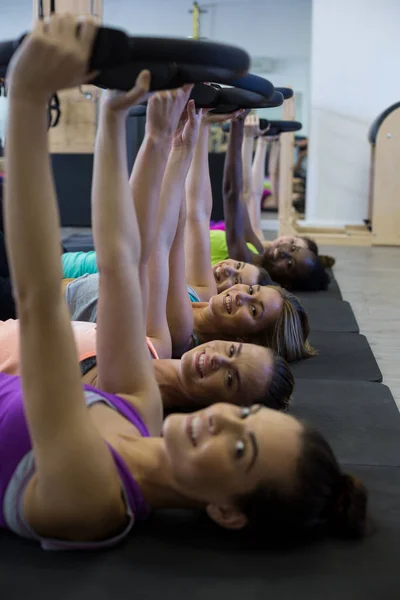 Grupo de mujeres haciendo ejercicio con anillo de pilates —  Fotos de Stock