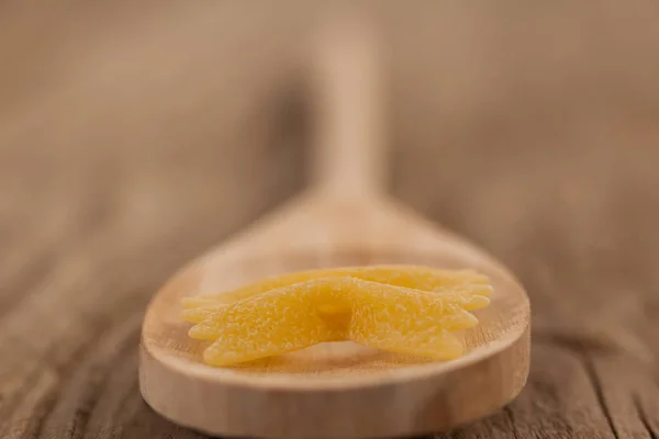 Pasta Farfalle en cuchara de madera —  Fotos de Stock