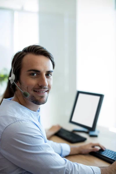 Customer service executive werken op kantoor — Stockfoto