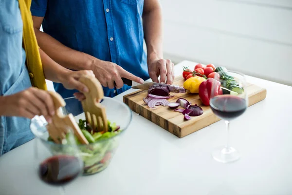 Coppia preparare il cibo insieme in cucina — Foto Stock