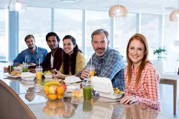 Творческая команда бизнеса обедает в офисе — стоковое фото