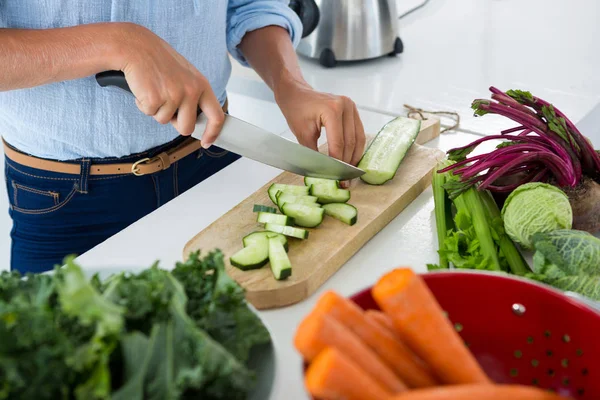 Mi-section de la femme coupant des légumes sur planche à découper — Photo