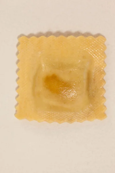 Pasta de ravioles sobre fondo blanco —  Fotos de Stock