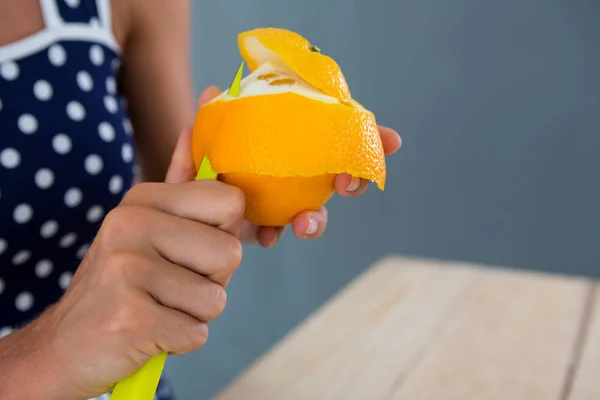 Donna peeling arancione — Foto Stock