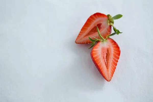 Reife leckere Erdbeere in zwei Hälften geschnitten — Stockfoto