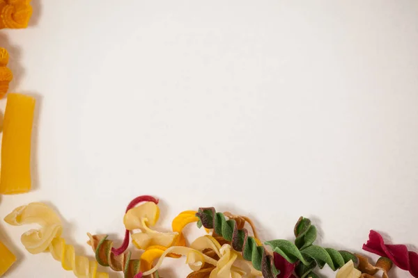 Sorter av pasta på vit bakgrund — Stockfoto