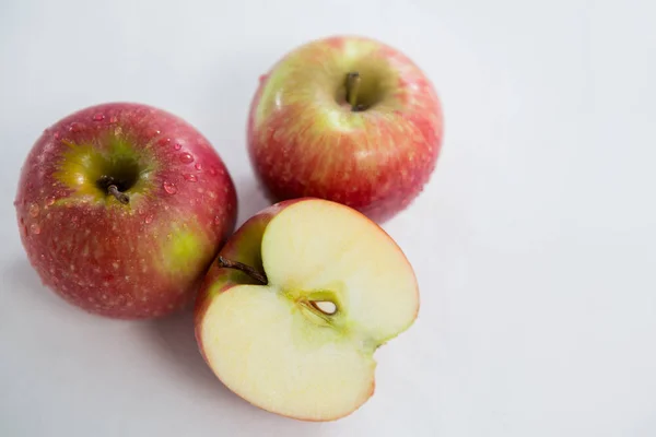 Rode appels met waterdruppeltjes — Stockfoto