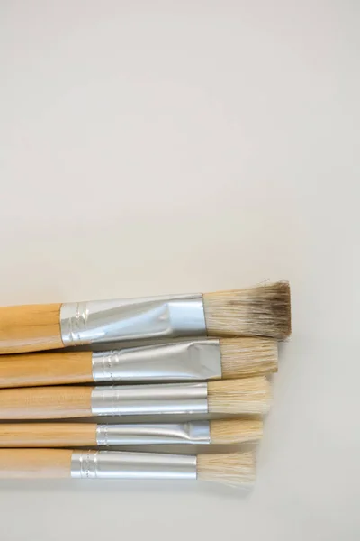 Bir satırda düzenlenen çeşitli Boya fırçaları — Stok fotoğraf
