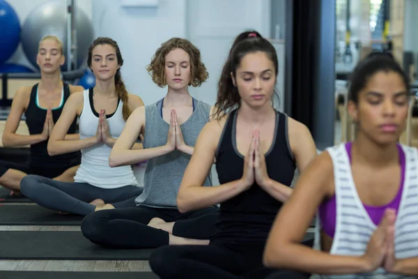 Groupe de femmes effectuant du yoga — Photo