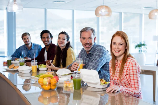 Equipe de negócios criativa tendo refeição no escritório — Fotografia de Stock