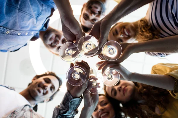 Equipe de negócios criativa fazendo um brinde no aniversário das faculdades no escritório — Fotografia de Stock