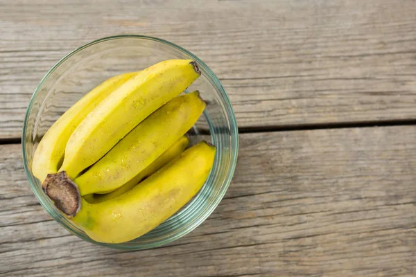 Primo piano di un mazzo di banane fresche in ciotola — Foto Stock