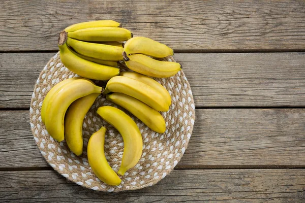 Над свіжою грою бананів у тарілці — стокове фото
