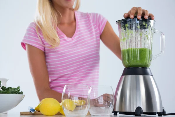 Vrouw voorbereiden fruit smoothie — Stockfoto