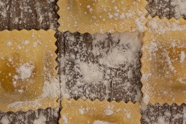 Ravioli pasta dammas med golvet på trä bakgrund — Stockfoto