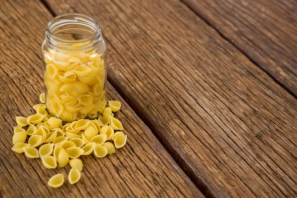 Frasco de vidro cheio de macarrão conchiglie — Fotografia de Stock