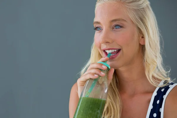 Hermosa mujer bebiendo batido — Foto de Stock