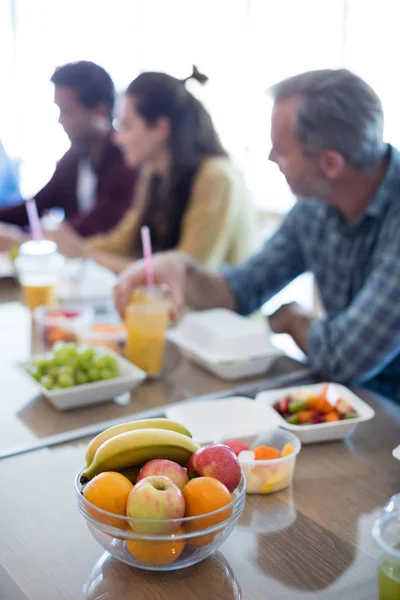 Team creativo d'affari che mangia — Foto Stock