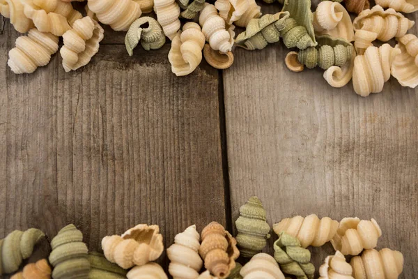 Différentes pâtes disposées sur une surface en bois — Photo