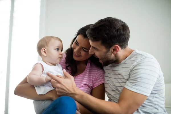 Padres jugando con su bebé en el dormitorio — Foto de Stock